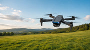 Dronă E99 pliabilă în zbor deasupra unui câmp deschis