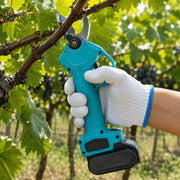 Foarfecă electrică pentru crengi utilizată în vie, cu mâna protejată de mănușă