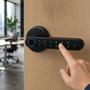 Introducerea unui cod PIN pe tastatura integrată în mâner