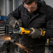 Polizor unghiular fără fir folosit pentru tăierea unei țevi metalice fixate
