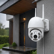 Cameră Wi-Fi din set montată la exteriorul unei locuințe pe timp de ploaie