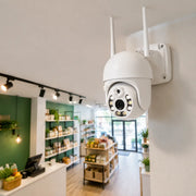 Cameră Wi-Fi din set instalată într-un spațiu comercial interior