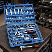 Trusa SIKS CH108 deschisă pe masa de lucru într-un atelier auto